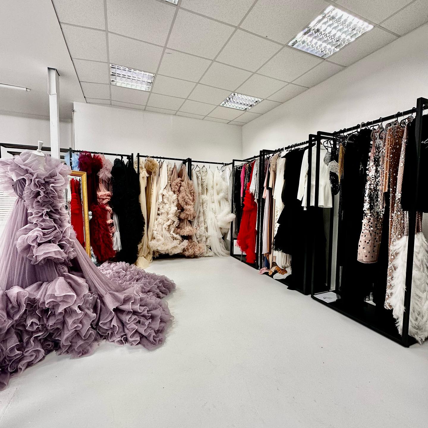 Neugeborenen Shooting Düsseldorf ein Zimmer mit vielen Kleidern auf Swinger