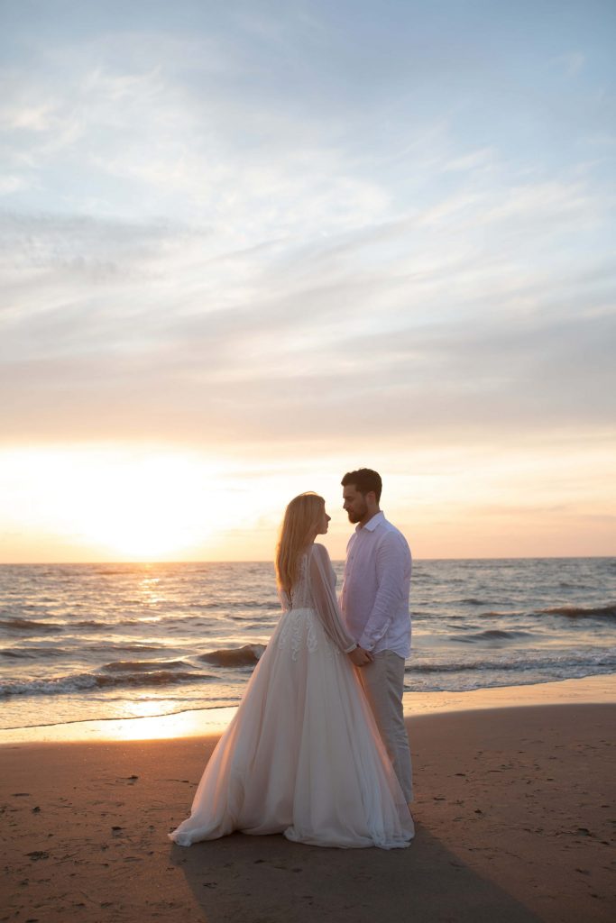 Brautpaar vor Sonnenuntergang