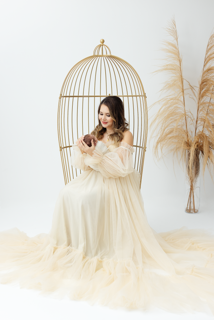 Mommy & Me eine frau hält ein baby im arm