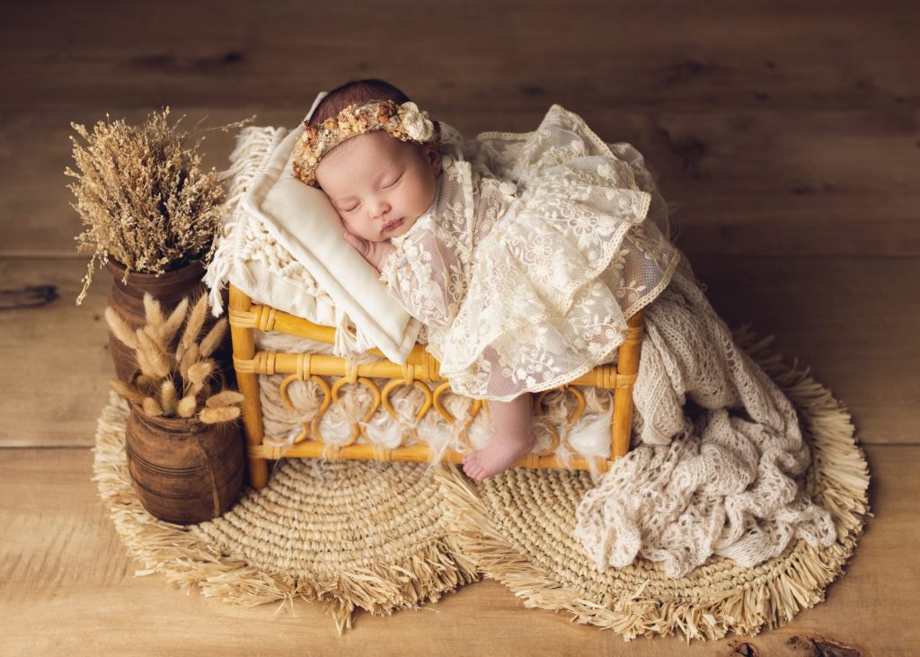 Neugeborenen Shooting Düsseldorf Neugeborenes Baby schläft friedlich auf einer weichen Decke