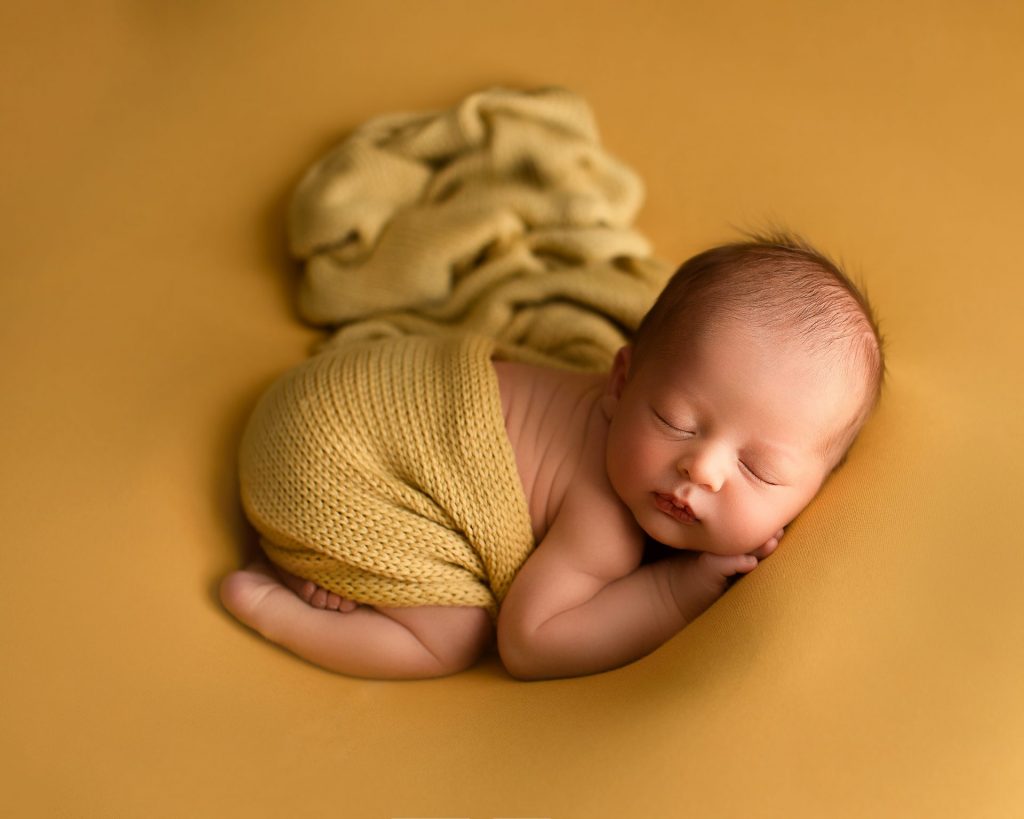 Neugeborenen Shooting Düsseldorf Neugeborenes kuschelt