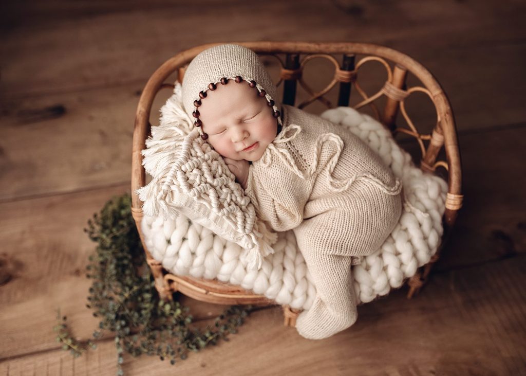 Neugeborenen Shooting Düsseldorf Lächelndes Baby auf Decke